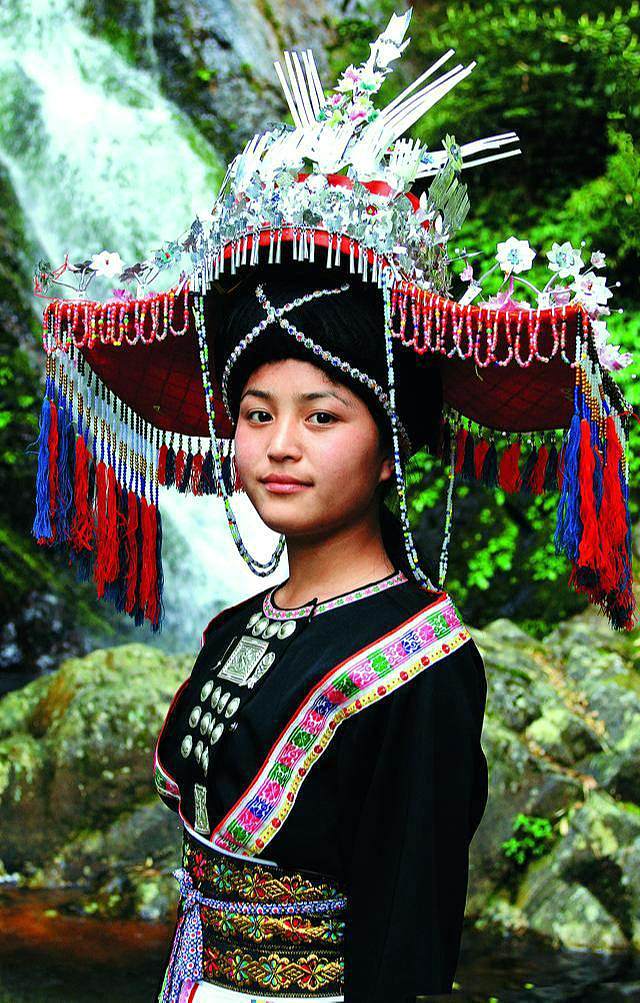 霓裳絢彩--廣西民族服飾文化大觀(三) : 環(huán)江瑤族少女